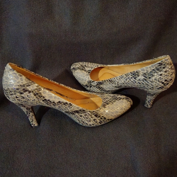Sofft Gray & Black Snakeskin Print Pumps Size 8M - Picture 5 of 5